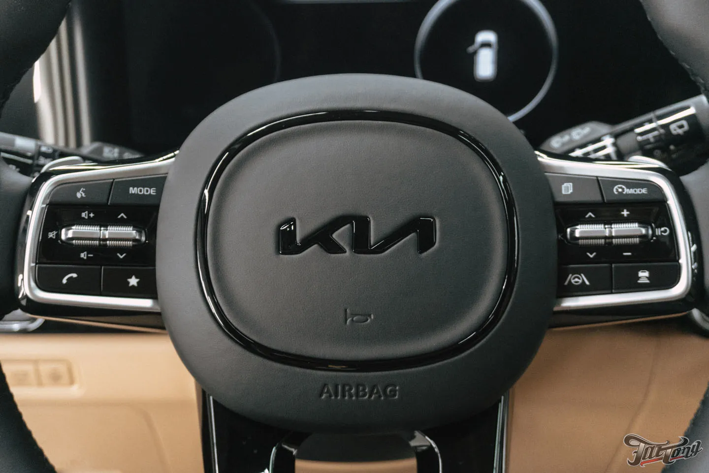 Большой проект для семейного автомобиля Kia Carnival, часть 2: оклейка матовым полиуретаном, цветные ремни, перетяжка руля, антихром, окрас суппортов, детейлинг